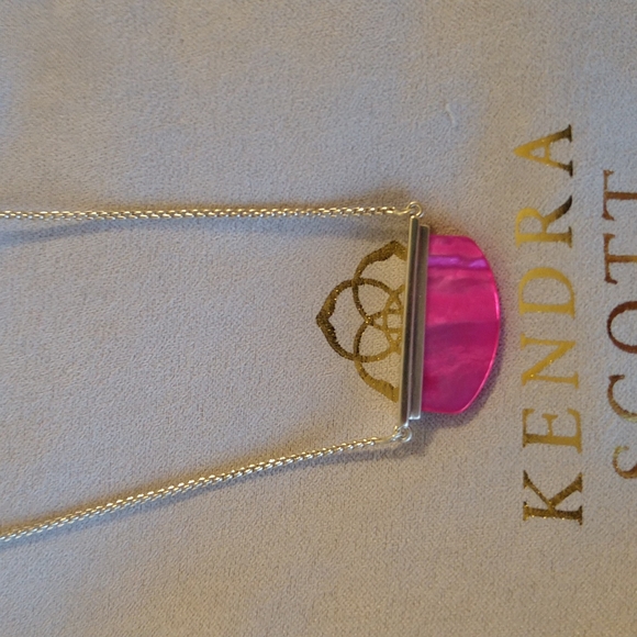 NWT Kendra Scott Dean Magenta Mother of Pearl Gold Adjustable Necklace - Picture 4 of 14